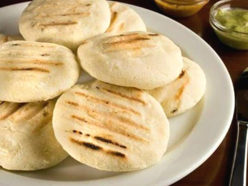 Arepas colombianas servidas en restaurante colombiano de Kendall