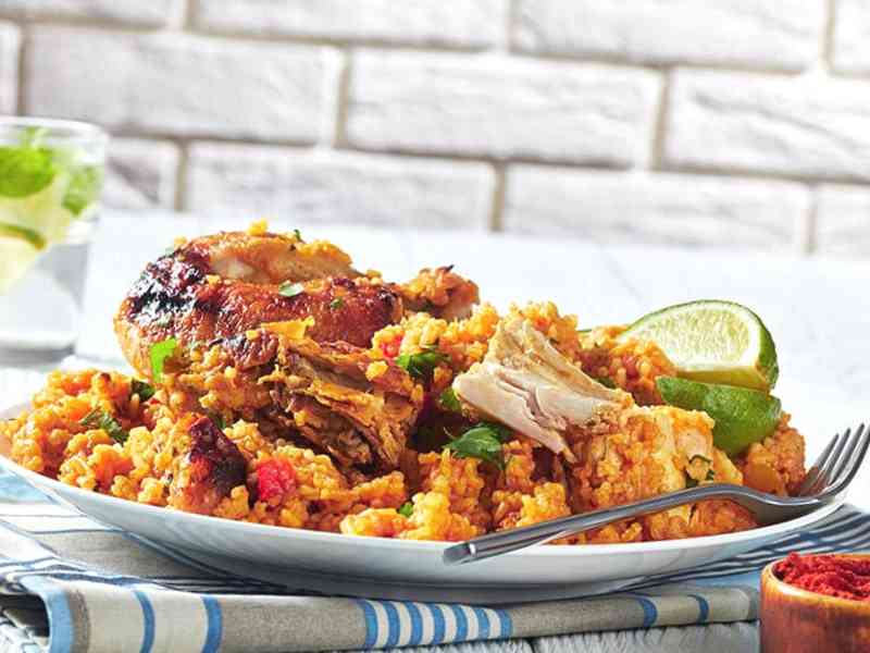 Arroz con pollo servido en un restaurante hondureño en Atlanta