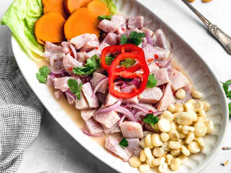 Ceviche peruano servido en restaurante de Chicago