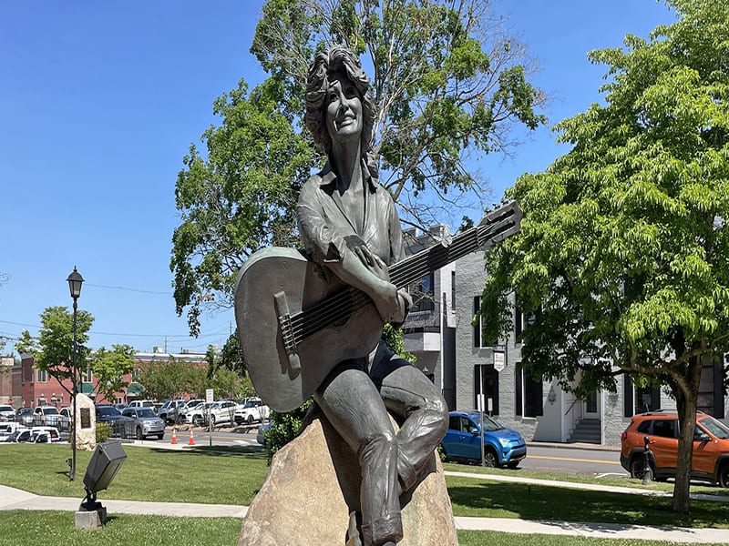 Dolly Parton Statue