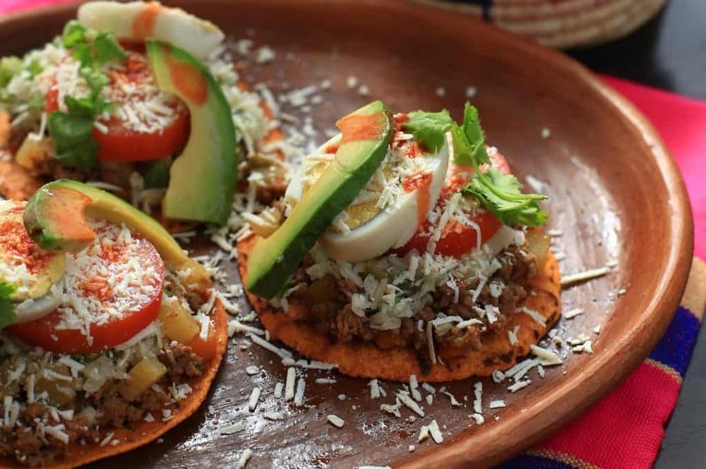 Enchilada servida en un restaurante hondureño en Chicago