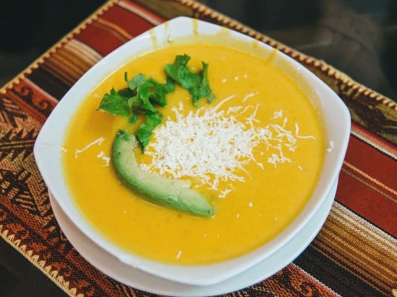 Locro de papas servido en un restaurante ecuatoriano de Chicago