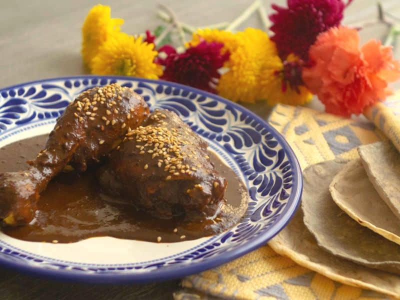 Mole servido en restaurante mexicano en Chicago