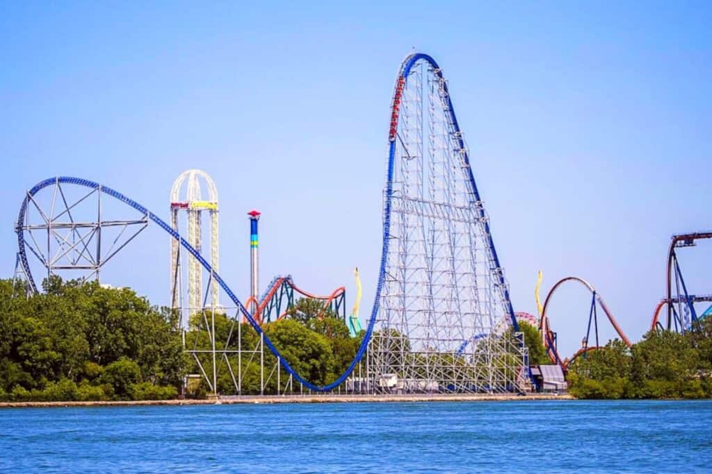 Montaña rusa en parque de diversiones Cedar Point en Ohio