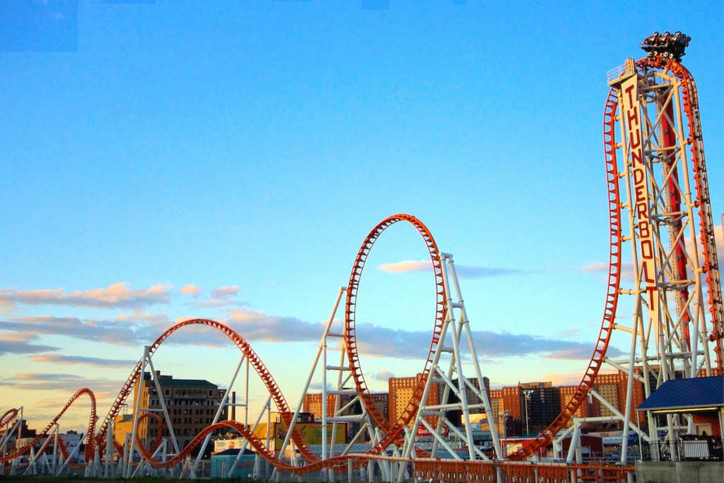 Montaña rusa en parque de diversiones Luna Park en New York