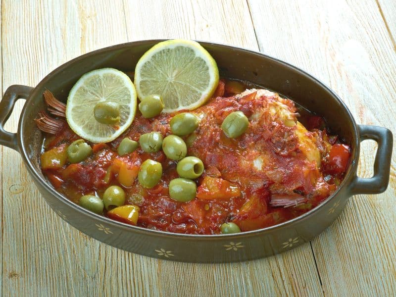 Pescado a la veracruzana servido en restaurante mexicano en Miami