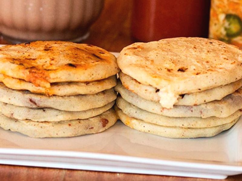 Pupusas salvadoreñas servidas en restaurante salvadoreño en Dallas