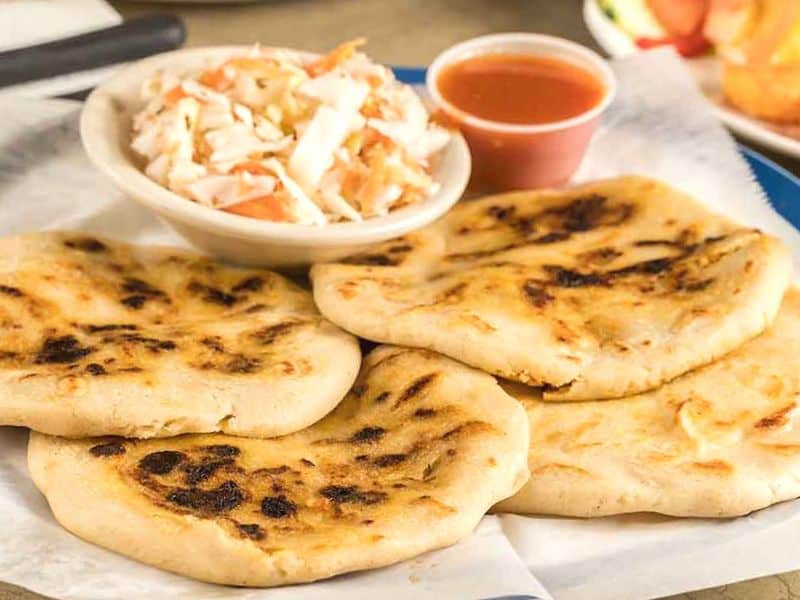 Pupusas salvadoreñas servidas en restaurante salvadoreño en Estados Unidos