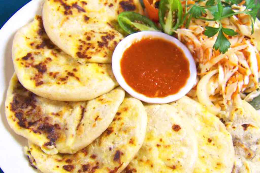 Pupusas servidas en un restaurante hondureño en los Angeles