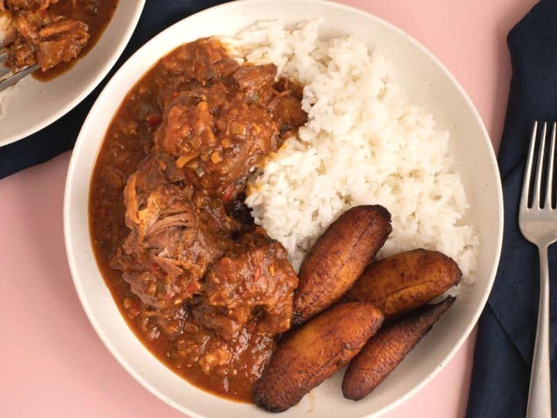 Rabo encendido servido en restaurante cubano en Tampa