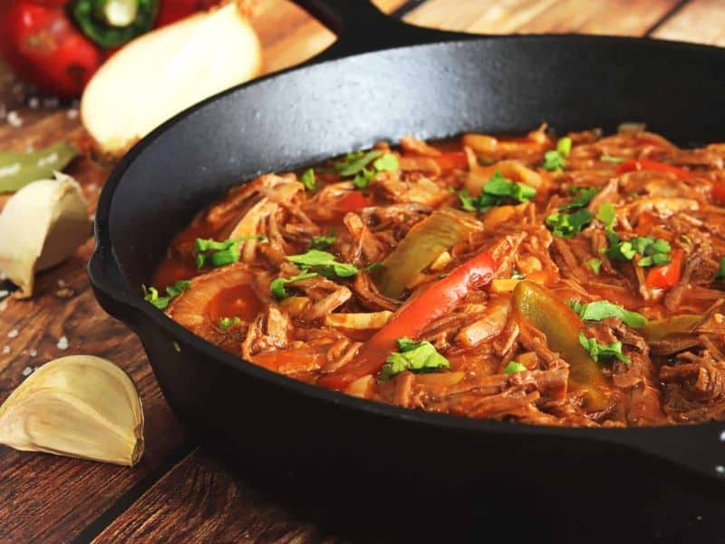 Ropa Vieja servida en restaurante cubano en Cape Coral