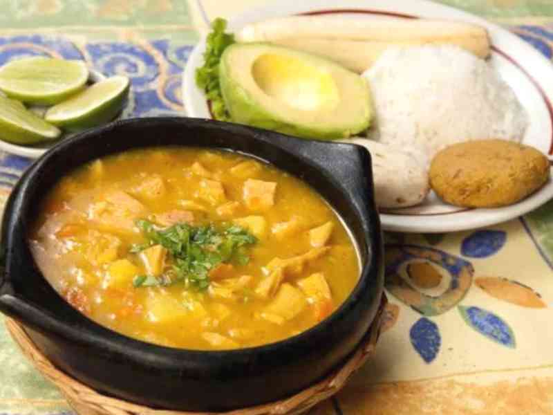 Sopa de mondongo servida en restaurante hondureño en Irving