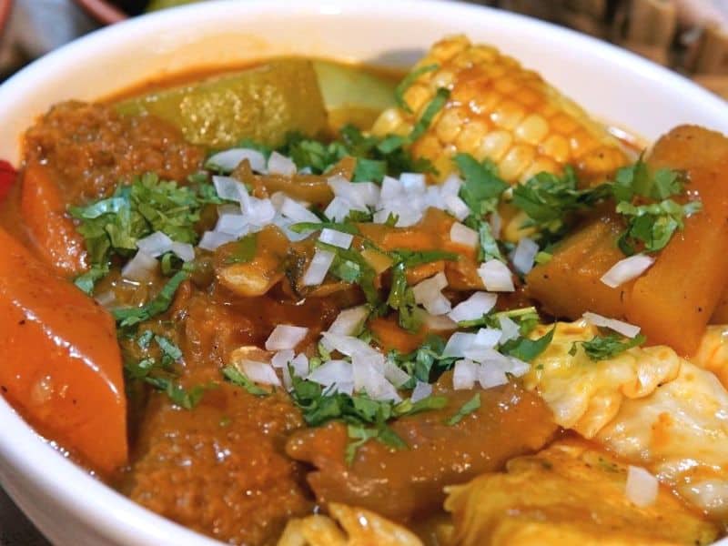 Sopa de pata servida en restaurante salvadoreño en Los Angeles