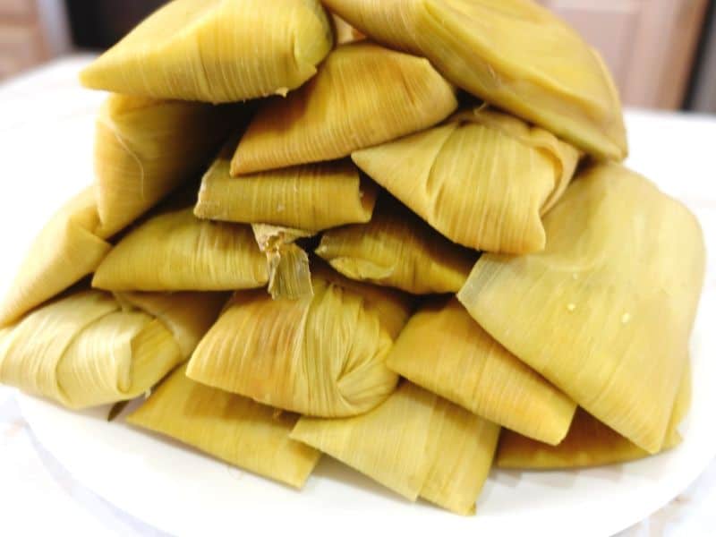 Tamales salvadoreños servidos en restaurante salvadoreño en Houston