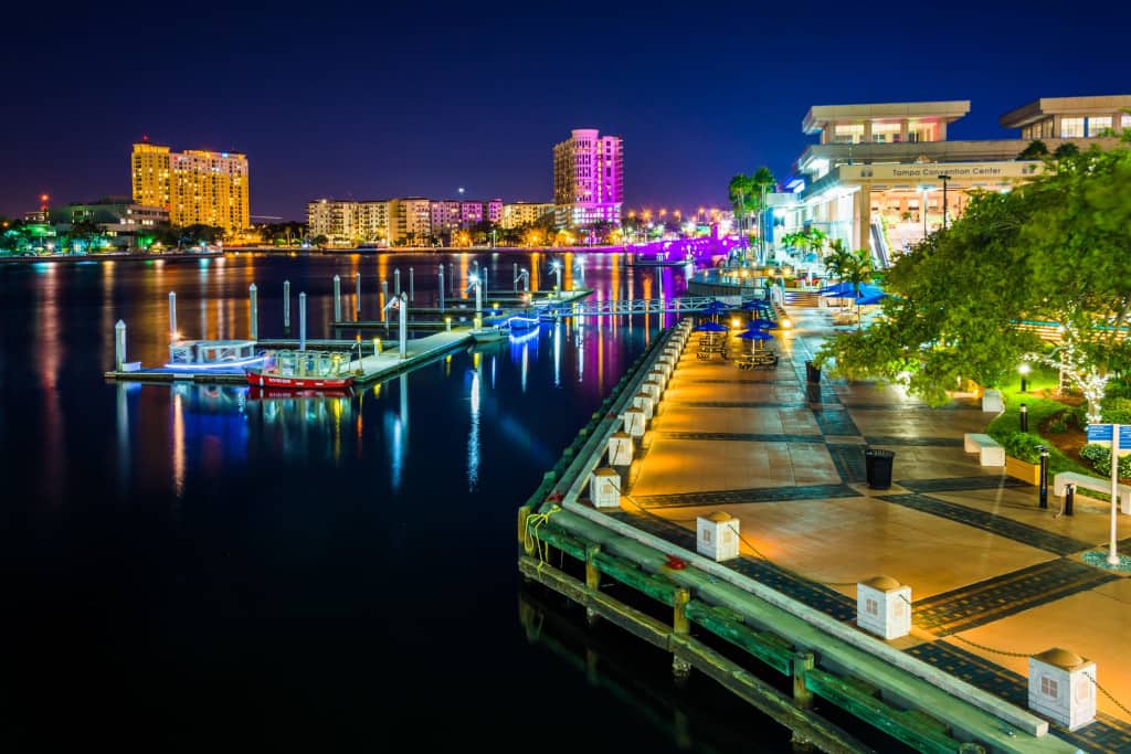 Tampa de noche