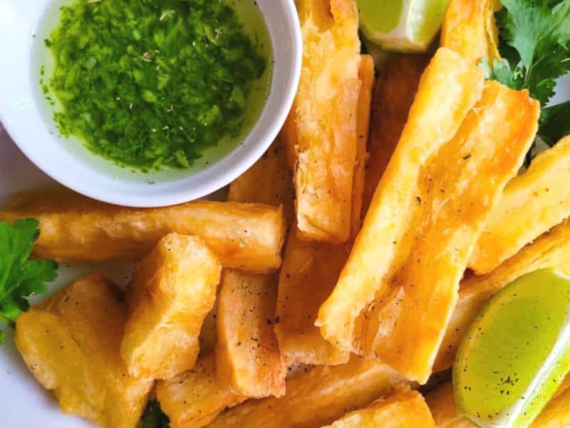 Yuca frita servida en restaurante salvadoreño en Estados Unidos