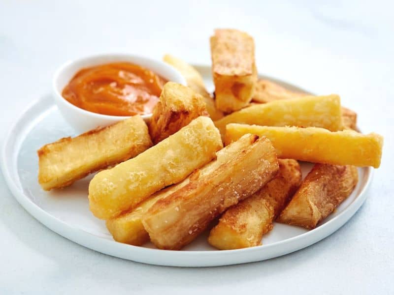 Yuca frita servida en restaurante salvadoreño en Miami